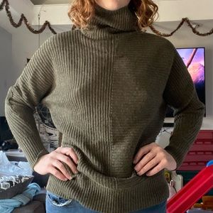 Green turtle neck size L
